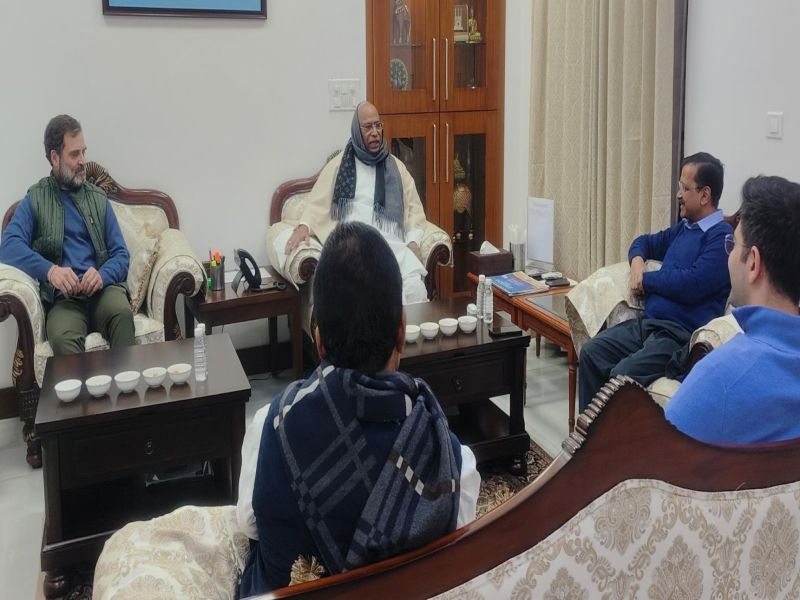 Meeting of Arvind Kejriwal and Mallikarjun Kharge after India Alliance meeting; Rahul Gandhi also present | इंडिया आघाडीच्या बैठकीनंतर मल्लिकार्जुन खर्गे अन् केजरीवाल यांची भेट; राहुल गांधीही उपस्थित