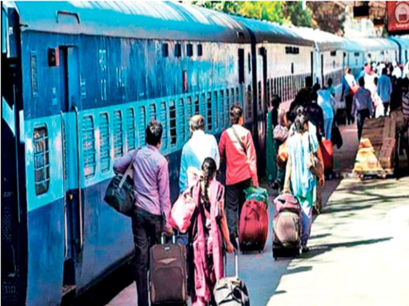 Emergency helpline assistance; Consolation to railway passengers | संकटकाळी हेल्पलाइनची मदत; रेल्वे प्रवाशांना दिलासा