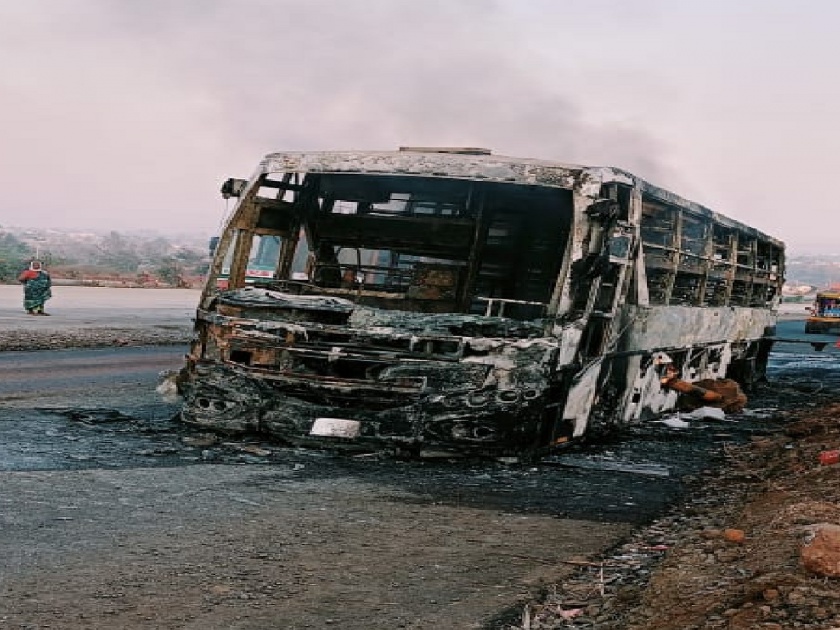 Arambus running near Sankeshwar caught fire; Fortunately, the passenger, driver-carrier escaped unharmed | Kolhapur: संकेश्वरनजीक धावती आरामबस पेटली; सुदैवाने प्रवाशी, चालक-वाहक सुखरूप बचावले