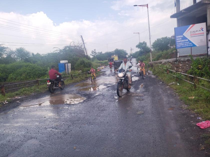 Saketnagar is covered with potholes, mud; The lane became dangerous for vehicles | साकेतनगरला खड्डे, चिखलाने अवकळा; वाहनांचे नुकसान, रस्त्यावरून चालणे कठीण