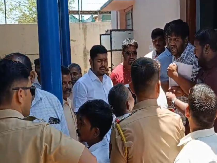 Clash between workers of Mahayuti-Aghadi during polling in Sakharle, case registered against eight persons of both groups | साखराळेत मतदानावेळी महायुती-आघाडीच्या कार्यकर्त्यांत हाणामारी, दोन्ही गटांच्या आठ जणांविरुद्ध गुन्हा दाखल