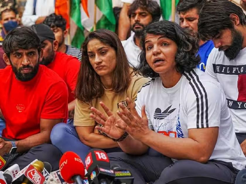Wrestler Protest: Sakshi Malik withdraws from wrestlers' protest, joins back railway job | साक्षी मलिक, बजरंग पुनिया आणि विनेश फोगाट रेल्वेतील नोकरीवर परतले; आंदोलन सुरुच राहणार