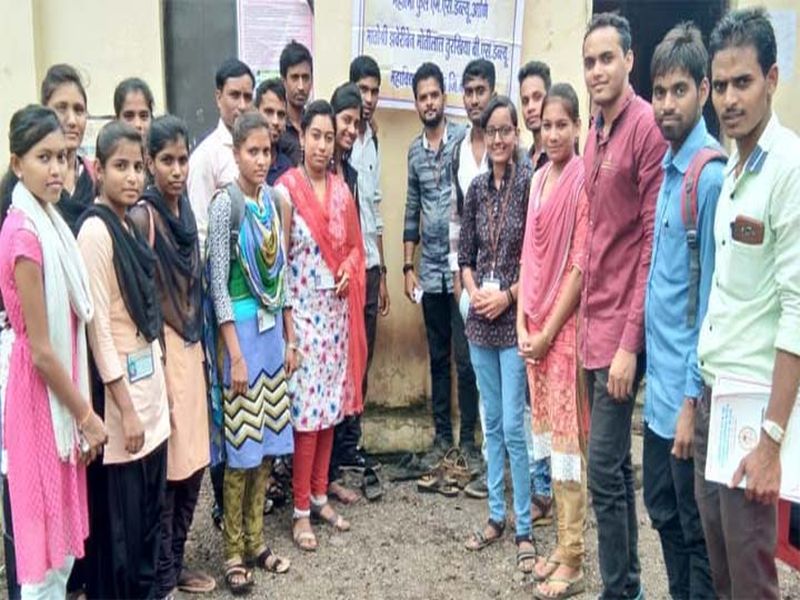 Students' struggle for 'literate' village | ‘साक्षर’ गावासाठी विद्याथ्र्याची धडपड