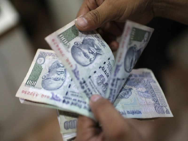  What a flying rupee for five thousand rupees! | एक फ्लाइंग किस पडला पाच हजार रुपयांना!
