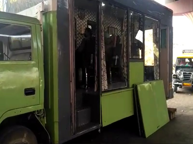 Portable Hair salon on four wheeler van in Nashik | नाशिकमधील 'सलून ऑन व्हील्स' पाहिलेत का?