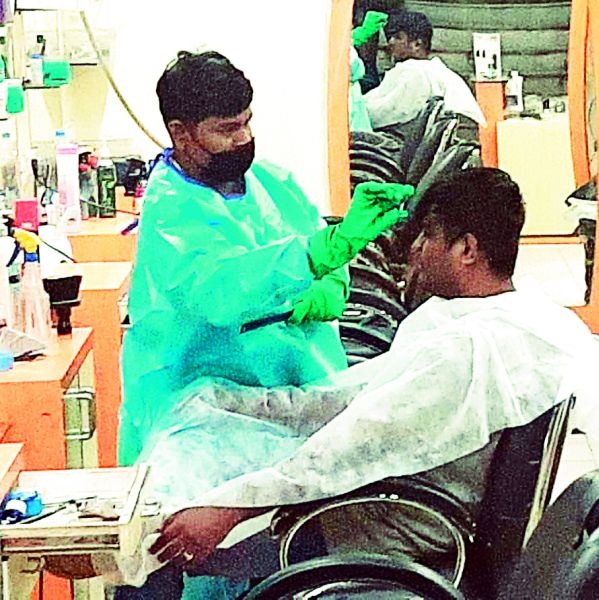The salon operators in Nagpur opened their shops despite the restrictions | निर्बंध झुगारून नागपुरातील सलून व्यावसायिकांनी दुकाने उघडली