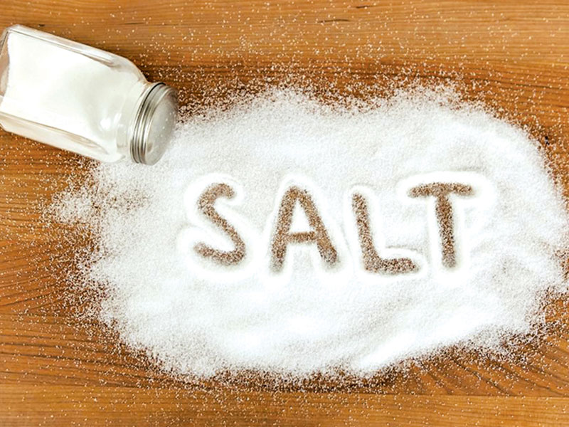 lifestyle amazing diy uses of salt other than cooking | जेवण चविष्ट करणाऱ्या मीठाचे 'हे' फायदे माहीत आहेत का?  