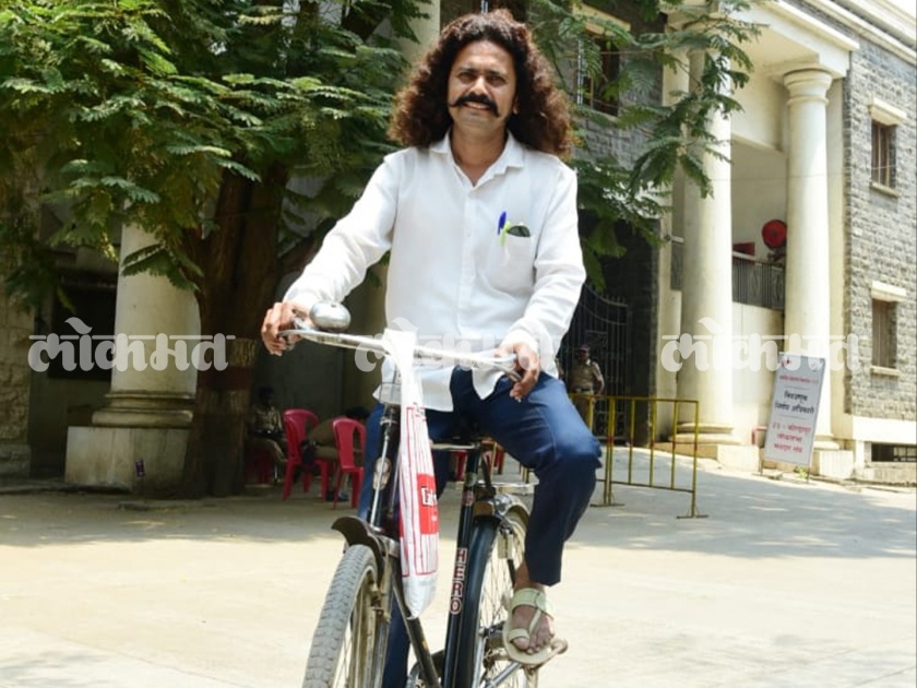 Sandeep Gundopant Sankpal, a salon businessman filed his candidature from Kolhapur Lok Sabha constituency | कोल्हापुरात सलून व्यावसायिकही लोकसभेच्या आखाड्यात, सायकलवरुन येत भरला उमेदवारी अर्ज