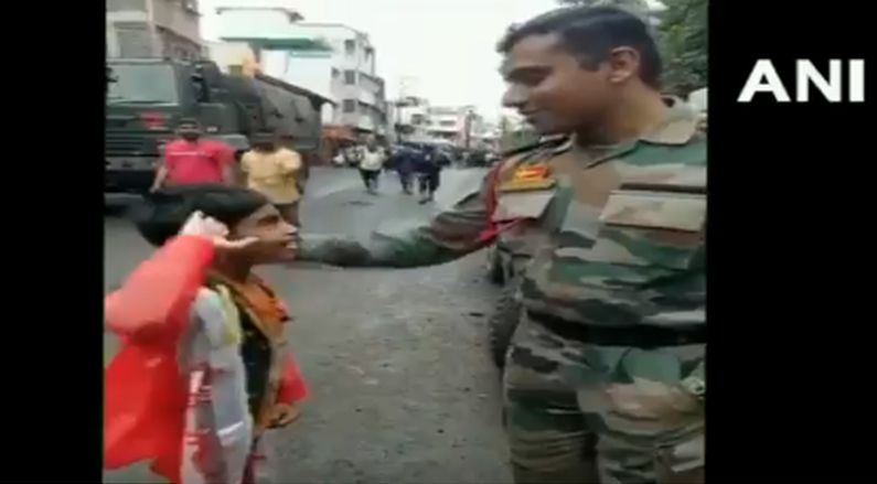 Maharashtra Floods Video: child salute to indian army man | Maharashtra Floods Video: तुम्ही खूप चांगले काम करता, चिमुकलीचा जवानास भावनिक सलाम