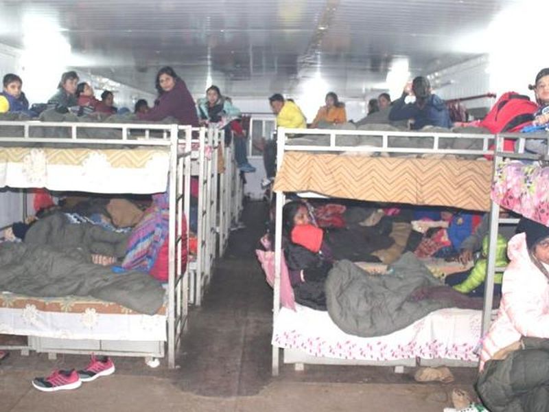 Sikkim: Indian Army rescues 2500 tourists after heavy snowfall near Nathu La | 'सॅल्यूट' इंडियन आर्मी... बर्फाळ प्रदेशात अडकेल्या 2500 पर्यटकांची सुखरुप सुटका