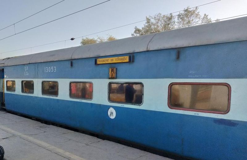 Passengers chaos in Samata Express due to closed AC: Stop the train in Nagpur | बंद एसीमुळे समता एक्स्प्रेसच्या प्रवाशांचा गोंधळ : नागपुरात रोखली गाडी