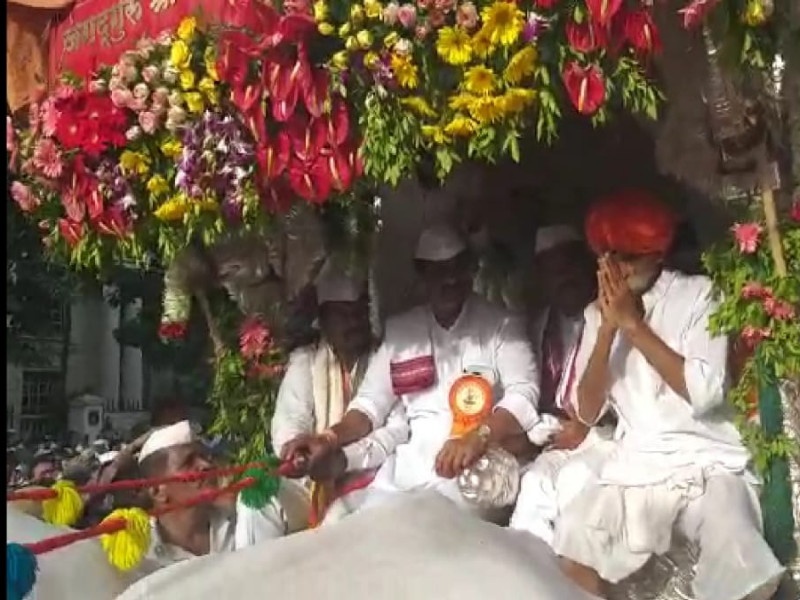 Sambhaji Bhide Guruji performed in the Tukaram Maharaj's palkhi | संभाजी भिडे गुरुजींनी केले तुकाराम महाराजांच्या पालखीचे सारथ्य