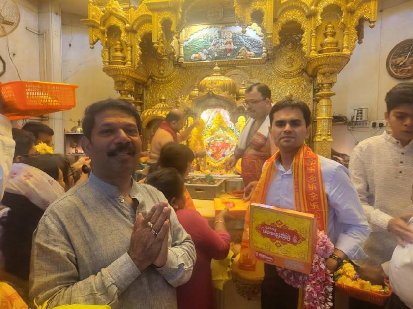 Sameer Wankhede the Former Zonal Director of NCB Mumbai offers prayers at Mumbai Siddhivinayak Temple | गणपती बाप्पा मोरया! समीर वानखेडे मुंबईच्या सिद्धीविनायक मंदिरात, घेतलं बाप्पाचं दर्शन