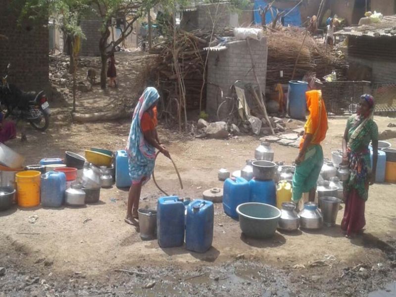The competition is required to get water in Somsharpur in Nandurbar | नंदुरबारातील समशेरपूर येथे पाणी मिळवण्यासाठी लागते स्पर्धा