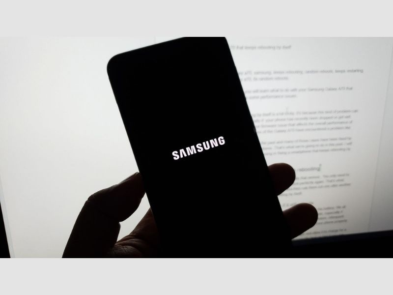 Samsung Galaxy A and M series smartphone models auto restart reboot bootloop problem in india  | Samsung चा फोन वापरताय? मग ही बातमी वाचाच; आपोआप ऑन-ऑफ होत आहेत हे 6 फोन 