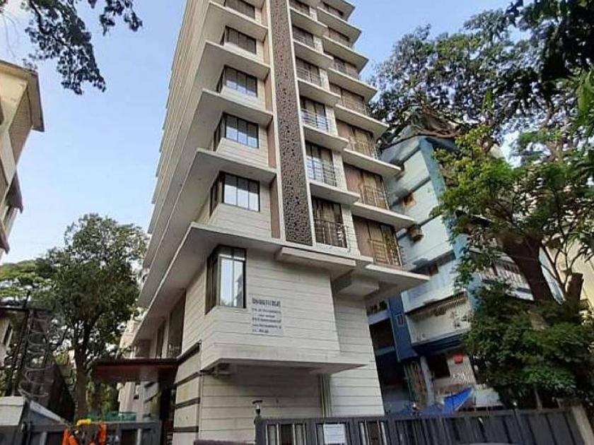 Falled from 14th floor saved by branch of tree in mumbai | देव तारी त्याला कोण मारी... १४ व्या मजल्यावरून पडली, फांदीमुळे वाचली