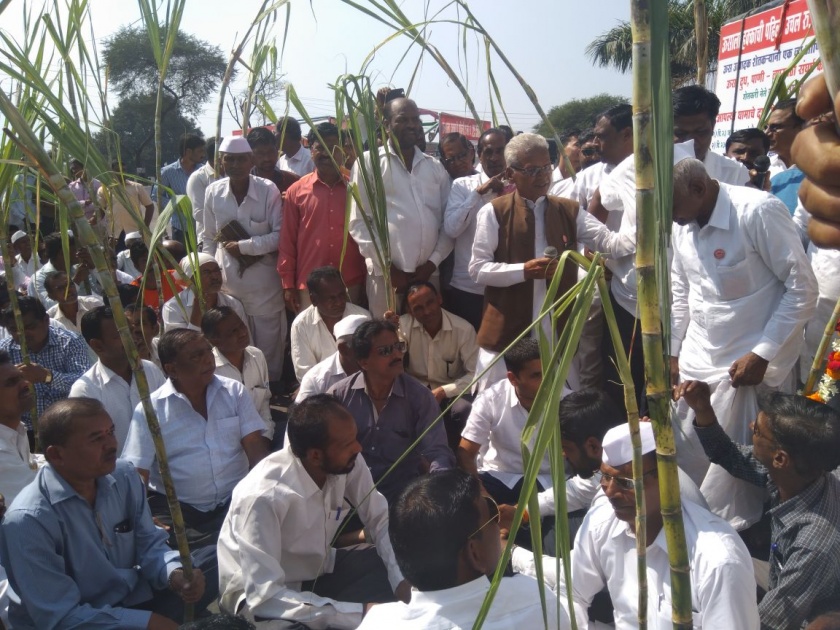 Farmers' agitation started in Sangamner Thorat factory | संगमनेरमधील थोरात कारखान्याविरोधात शेतक-यांचे आंदोलन सुरु