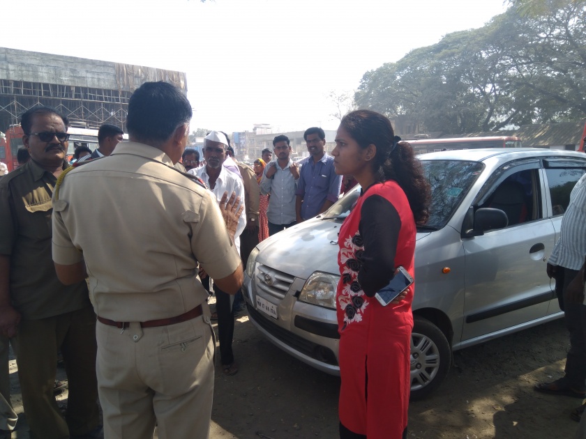 Penal action on private vehicles in Sangamner bus station | संगमनेर बसस्थानकात खासगी वाहनांवर दंडात्मक कारवाई
