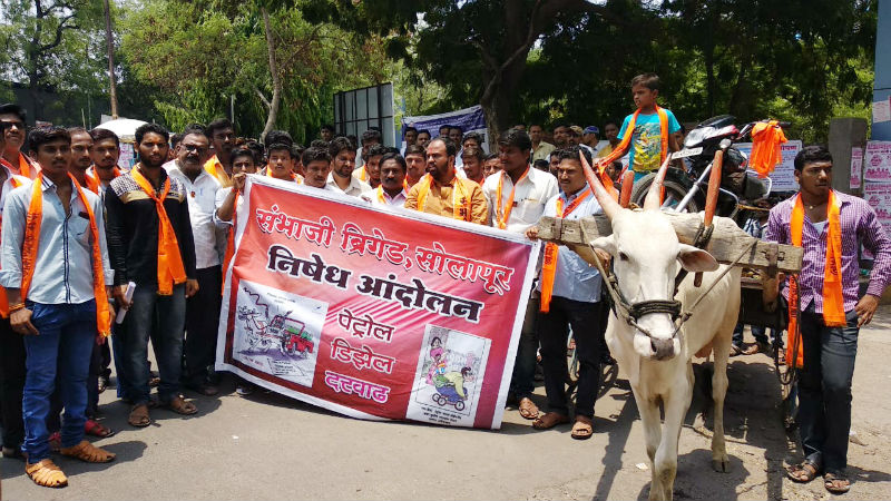 Solapur Sambhaji Brigade movement against petrol and diesel price hike | पेट्रोल, डिझेल दरवाढीविरोधात सोलापूर संभाजी ब्रिगेडचे आंदोलन