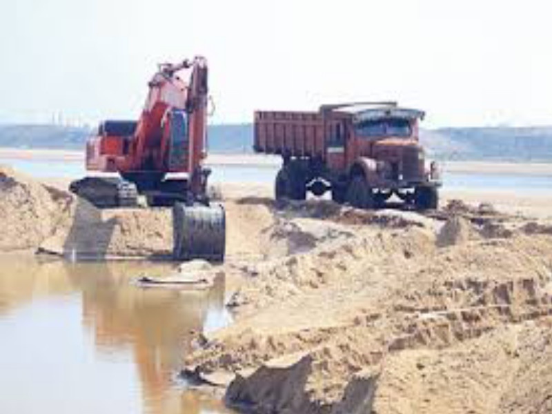 Police raids illegal sand dredgers in Indapur taluka; 27 lakh 25 thousand items seized | इंदापूर तालुक्यातील अवैध वाळू उपसा करणाऱ्यांवर पोलिसांचे छापे; २७ लाख २५ हजारांचा मुद्देमाल जप्त 