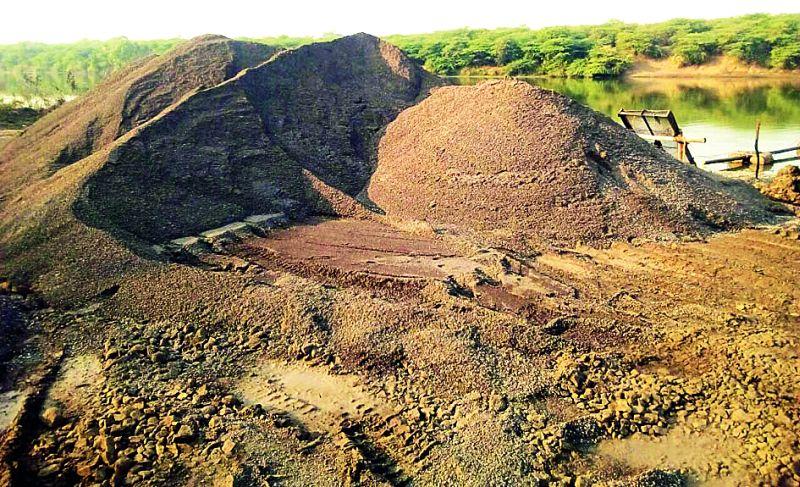 Malkapur: Kalegaon Shivarara surna sutra deposits sati stocks! | मलकापूर : काळेगाव शिवारातील पूर्णेच्या पात्रातील रेती साठा जप्त!