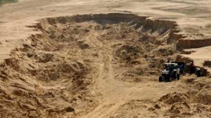 Two officials suspended in Jalna for helping sand mafia | जालन्यात वाळूमाफियांशी सलगी करणारे दोन अधिकारी निलंबित