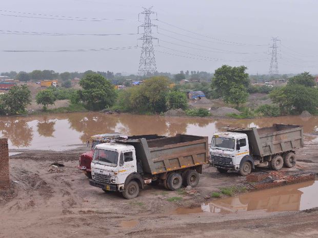  Sand, illegal soil transport; Three vehicles seized; 4.37 lakh fine | वाळू, मातीची अवैध वाहतूक; तीन वाहने जप्त;  ४.३७ लाखांचा दंड