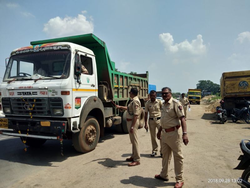 Police action against sand smugglers in Nagpur | नागपुरात वाळू तस्करांवर पोलिसांची धडक कारवाई