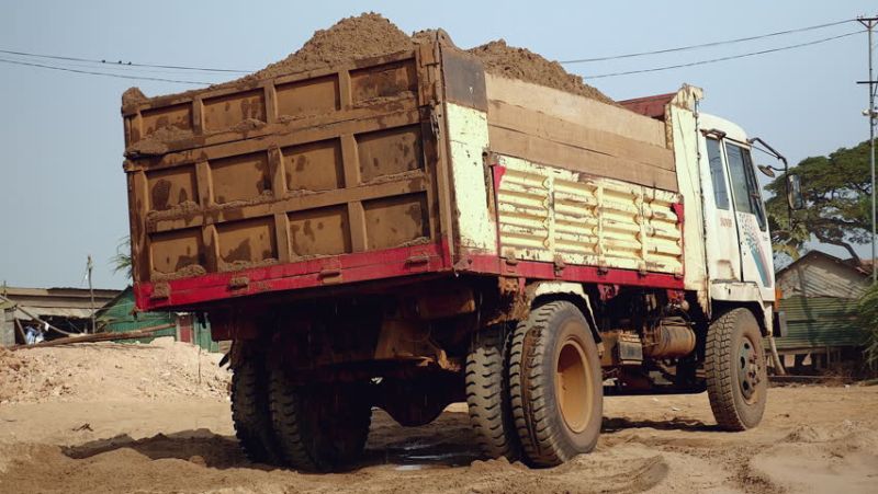 Billions of rupees bribed to RTO every month by sand mafias | वाळू माफियांकडून आरटीओला दर महिन्याला कोट्यवधीची लाच