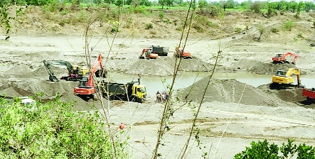 Special squad for preventing sand extraction on paper | वाळू उपसा रोखणारी विशेष पथके कागदावरच