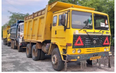 Action on sand smugglers in Nagpur: Three trucks seized | नागपुरात रेती तस्करांना चाप : तीन ट्रक पकडले