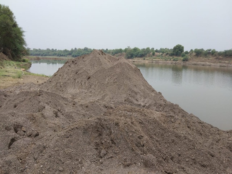Case filed against 15 sand mafias after police action in Godawari basin in gangakhed; Materials worth Rs 1 crore 56 lakh seized | गोदापात्रातील पोलीस कारवाईत १५ वाळूमाफियांवर गुन्हा दाखल; १ कोटी ५६ लाख रुपयांचे साहित्य जप्त