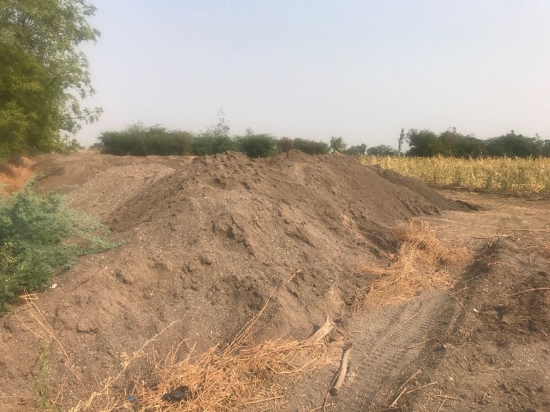 Tension to the Beneficiary of Gharkul due to lack of Sand for construction in Soyagaon | सोयगावात घरकुल लाभार्थ्यांना वाळू मिळेना; प्रशासनाच्या बंधनाने लाभार्थ्यांची दमछाक