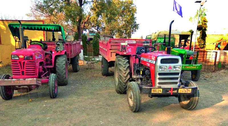 Deulgaavaraja: Unauthorized transport of minor minerals; Three tractors caught! | देऊळगावराजा : गौण खनिजाची विनापरवाना वाहतूक; तीन ट्रॅक्टर पकडले!
