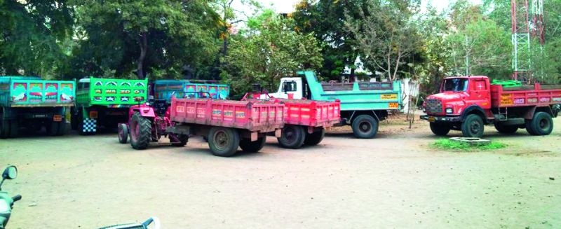 Akola: Six trucks carrying illegal sand bars on the Mysang-Akola route were seized | अकोला : म्हैसांग-अकोला मार्गावर वाळूचा अवैध उपसा करणारे सहा ट्रक जप्त
