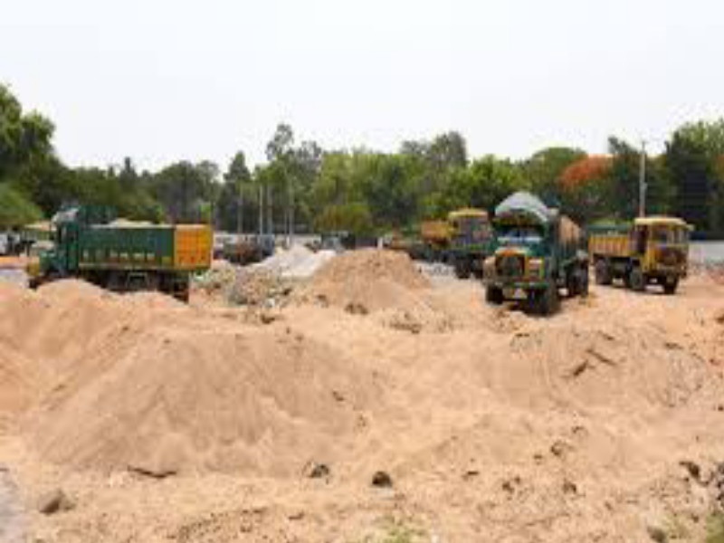 Vehicles abandoned prior to criminal action against illegal sand transportation in Pathari | अवैध वाळू वाहतुकीवर दंडात्मक कारवाई करण्यापूर्वीच सोडली वाहने