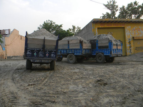 A gang of villagers abducting sand cars from Nashik | नाशिकमधून वाळूच्या गाड्या पळवून नेणा-यांविरूद्ध गुन्हा