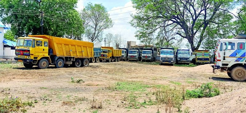 Nagpur rural police hammered to sand mafia : Including 19 trucks worth Rs 5 crore 11 lakh seized | रेतीतस्करांना नागपूर ग्रामीण पोलिसांचा दणका : १९ ट्रकसह ५ कोटी ११ लाखांचा मुद्देमाल जप्त