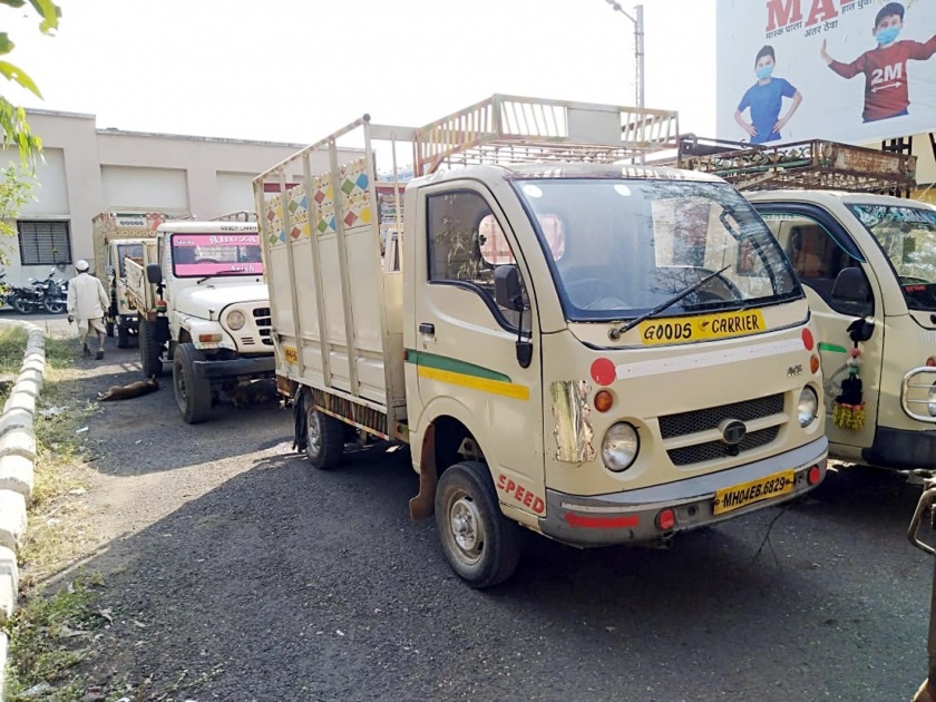 Use of freight vehicles for sand theft in Wasmat | वसमतमध्ये वाळूचोरीसाठी मालवाहू गाड्यांचा वापर