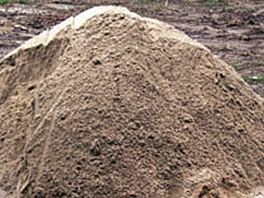 Parbhani: illegal sand extraction from Charthana area | परभणी :चारठाणा परिसरातून अवैध वाळू उपसा