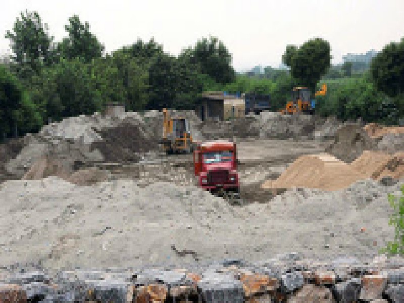 Vigilance Committees in 26 villages to prevent illegal sand excavation in Purna taluka | पूर्णा तालुक्यात अवैध वाळू उत्खनन रोखण्यासाठी२६ गावांत दक्षता समित्या