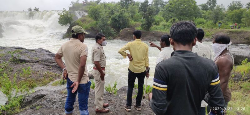 Four drowned in dam drain | धरणाच्या सांडव्यात बुडून चौघांचा मृत्यू 