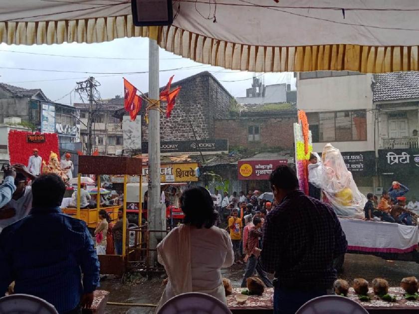 Presence of rain in Ganesh Visarjan Procession in Kolhapur; | कोल्हापुरात गणेश विसर्जन मिरवणुकीत पावसाची हजेरी; पर्यावरण पूरक मिरवणूक