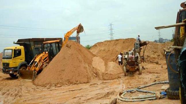 Even after the action, the excavation of sand in the district continues | कारवाईनंतरही माफियांकडून जिल्ह्यात वाळू उत्खनन सुरूच