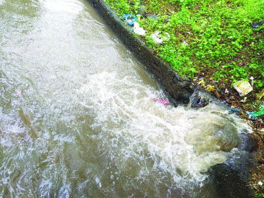Malani: Water in the Saran channel | मलनि:सारण वाहिनीतील पाणी खाडीत