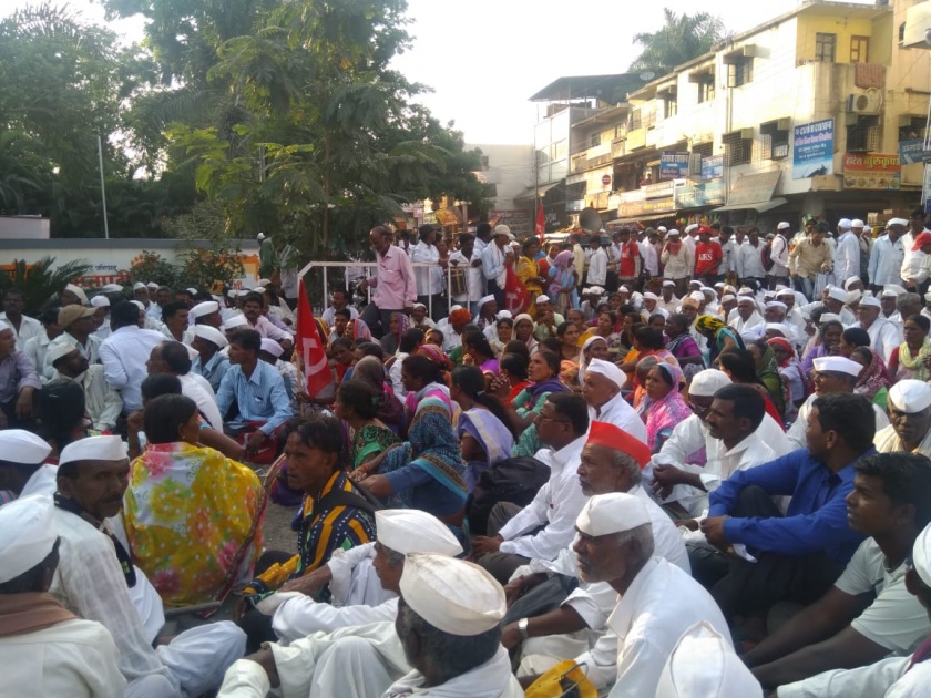 In front of Sangamner Pratdankarikari office, agitation of tribals and farmers started | संगमनेर प्रातांधिकारी कार्यालयासमोर आदिवासी व शेतक-यांचे आंदोलन सुरूच