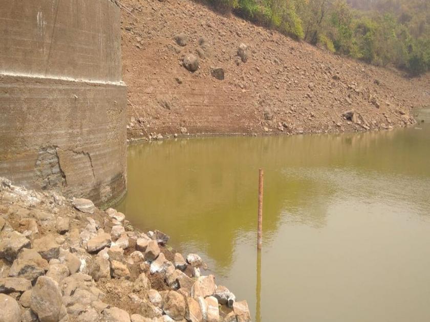 There is less water and more silt in Umte Dam; Risk of water borne diseases due to muddy water | उमटे धरणात पाणी कमी अन् गाळ जास्त; गढूळ पाण्यामुळे जलजन्य आजारांचा धोका