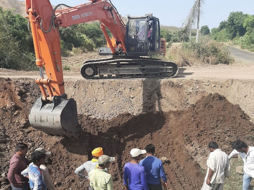 pipe line damage in kadegaon sangli | ताकारी योजनेच्या कालव्याखालील पाईप फुटला, सोनहिरा खोऱ्यातील शेती पिके धोक्यात 