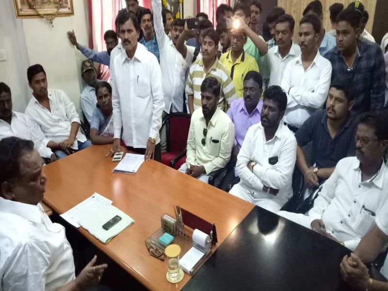 Ruckus in Sangli corporation by Dalit activists | सांगली महापालिकेत दलित कार्यकर्त्यांकडून तोडफोड, डॉ. आंबेडकरांच्या फलकावरुन वाद