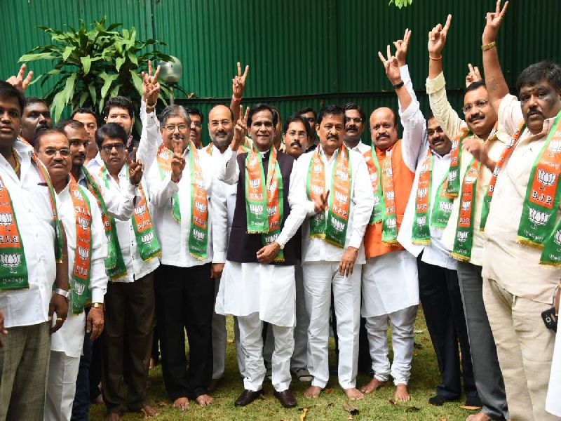 Congress-NCP's 11 leaders from Sangli, join BJP | काँग्रेस-राष्ट्रवादीला मोठा धक्का, सांगलीतील 11 नेत्यांचा भाजपात प्रवेश